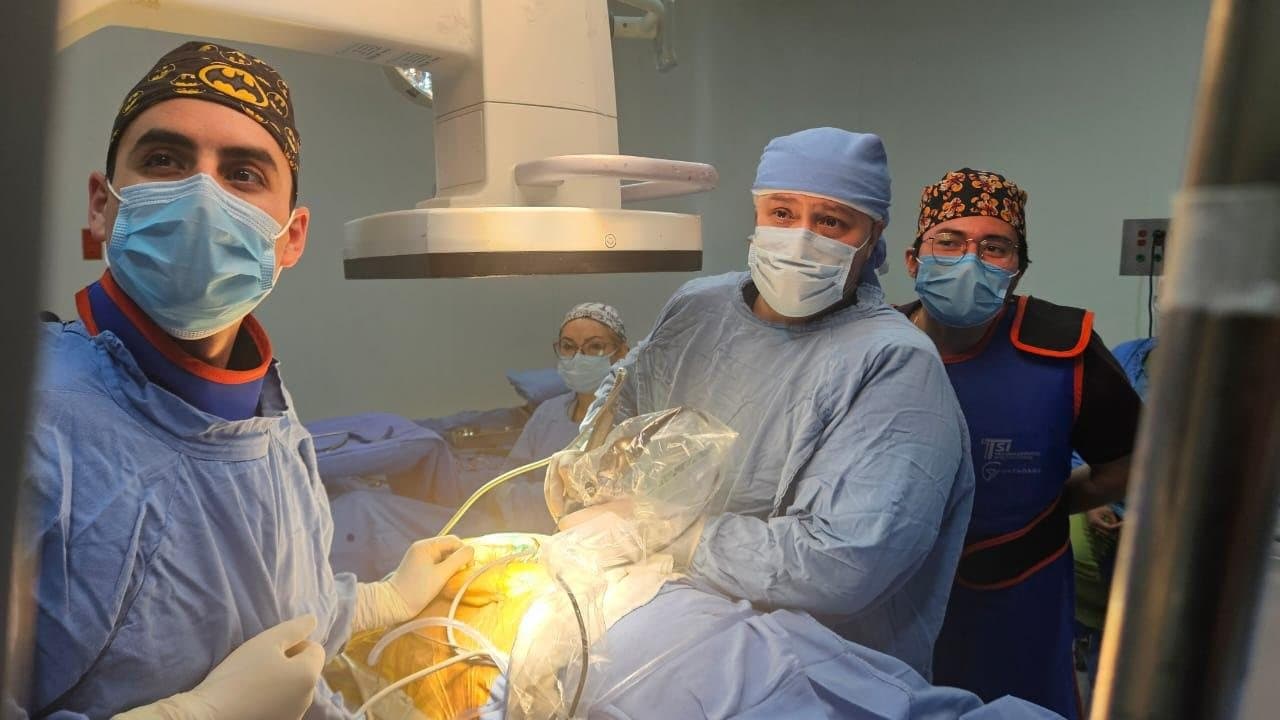 Equipo quirúrgico durante una cirugía de columna de mínima invasión