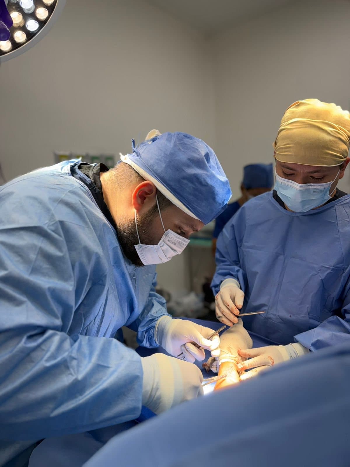 El Dr. Ancona durante la cirugía de una fractura